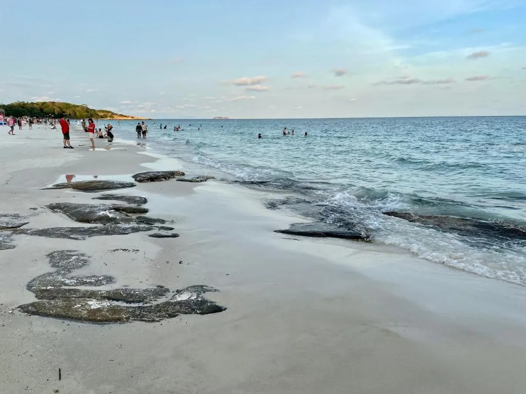 Orilla de arena con rocas en Koh Samet
