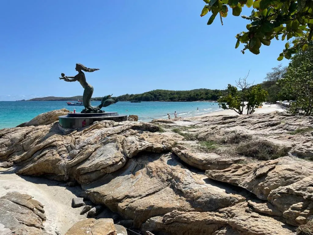 Estatua de la sirena sobre las rocas de la playa Sai Kaew, Koh Samet