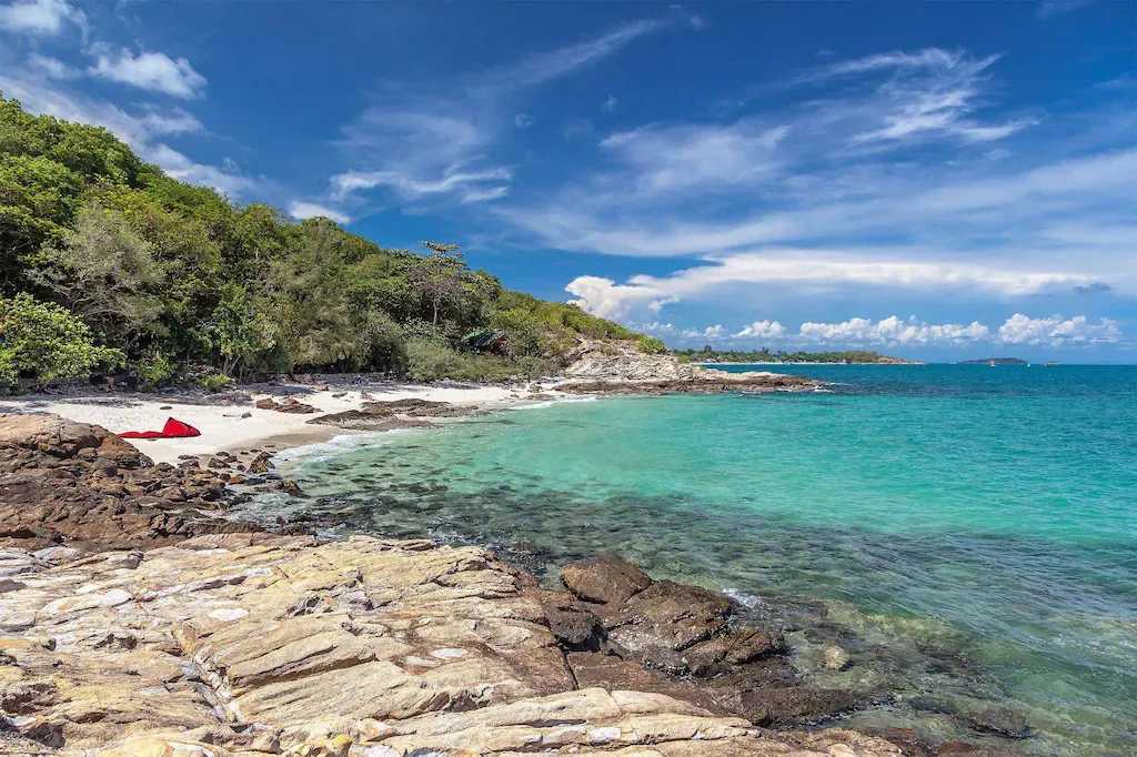 Cala rocosa con mar turquesa en Koh Samet
