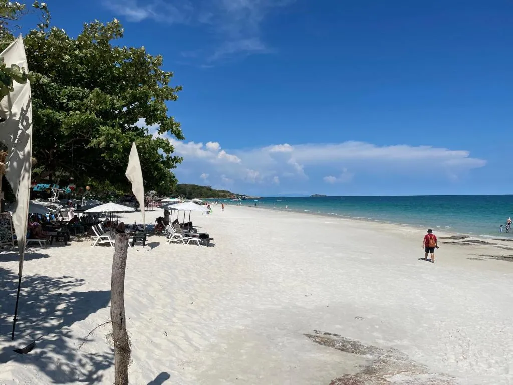 Playa de arena blanca con sombrillas en Koh Samet