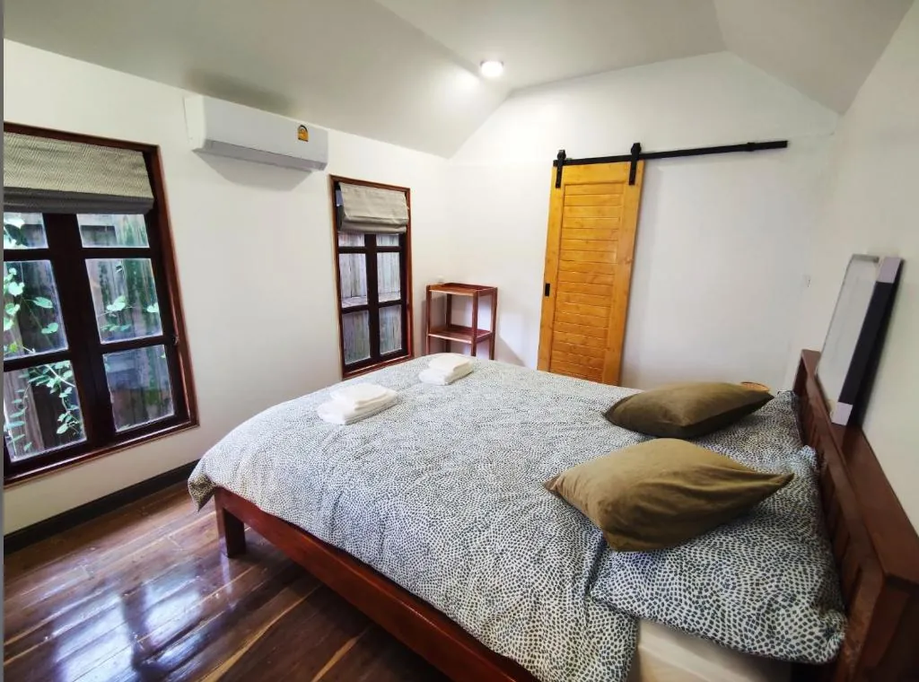 Habitación Deluxe Queen en TipThong Hut con suelo de madera y aire acondicionado
