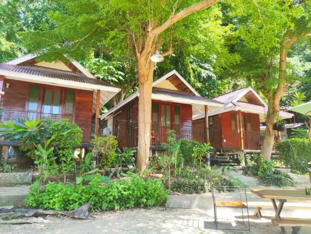 Bungalós de madera entre árboles tropicales en TipThong Hut, Koh Samet